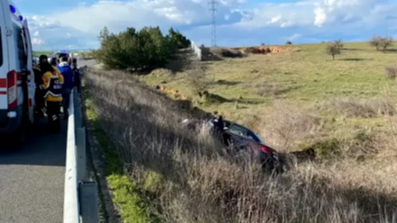 Edirne'de Feci Kaza: Otomobil Tarlaya Savruldu, 1'i Bebek 3 Kişi Yaralandı