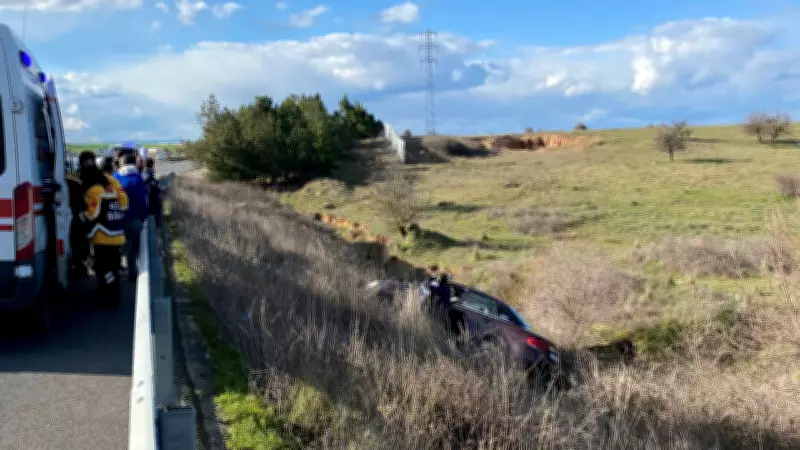 Edirne'de Trafik Kazası: Yoldan Çıkan Otomobil Tarlaya Savruldu, 3 Yaralı