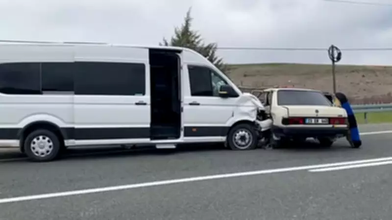 Elazığ'da Feci Trafik Kazası: Minibüs ile Otomobil Çarpıştı, 4 Kişi Yaralandı