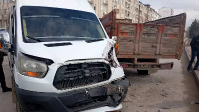 Elazığ'da Ters Yöne Giren Kamyonet Öğrenci Servisiyle Çarpıştı: 9 Öğrenci Yaralandı