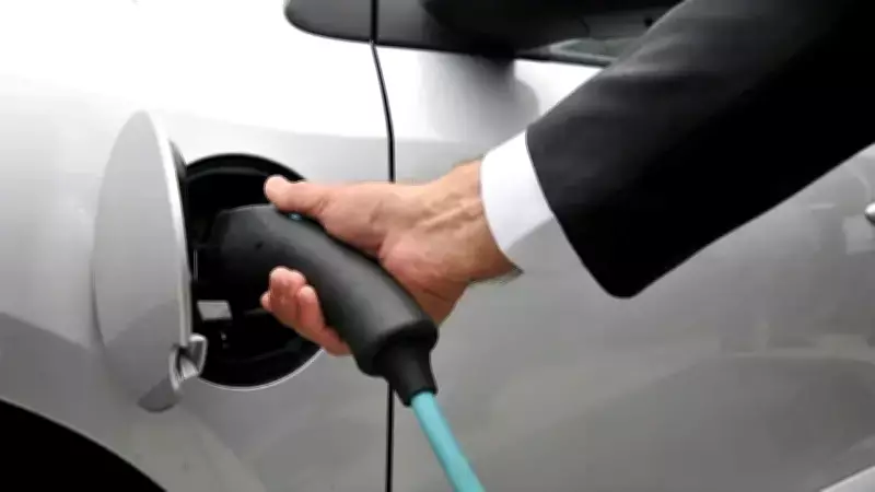 Elektrikli Otomobil Dönüşümünde Kamuoyu Algısı: Ekonomiye Etki Beklentileri Temkinli