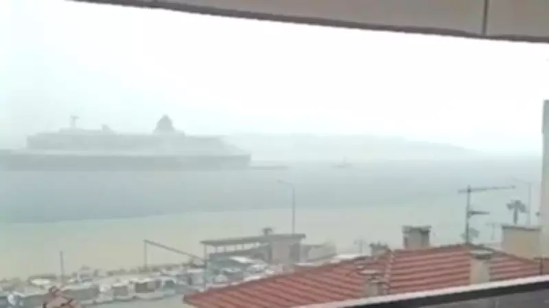 Çeşme'de Sel Felaketi: Yollar Göle Döndü, Deniz Çamurla Bulandı