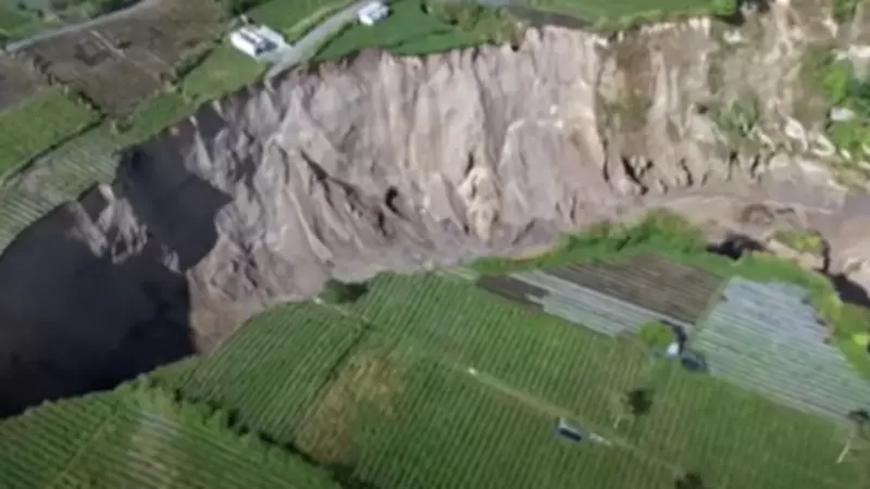 Endonezya'da Toprak Yarıldı: 100 Metre Derinliğinde Dev Çukur Oluştu