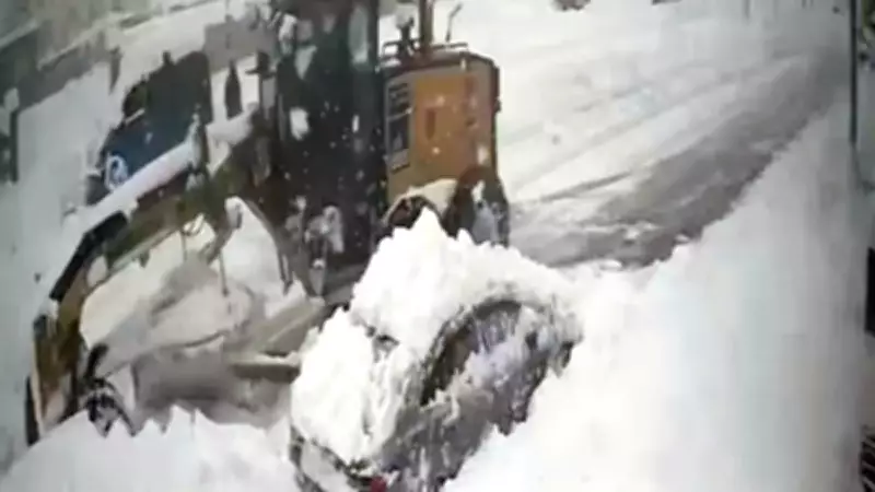 Erzincan'da Korkunç Kazayı Güvenlik Kamerası Yakaladı: İş Makinesi Karda Gömülü Otomobile Çarptı!