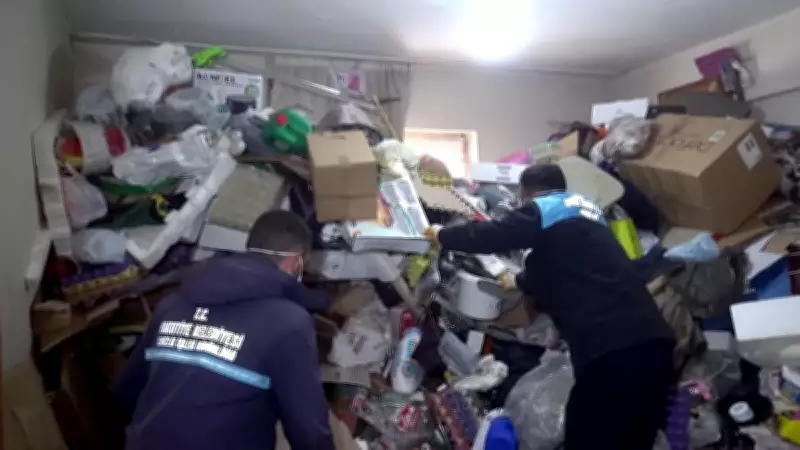 Erzurum'da Şoke Eden Görüntü: 10 Yılda Biriktirilen 25 Ton Çöp Apartmandan Çıkarıldı