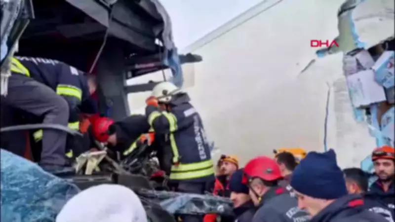 Erzurum'da Zincirleme Kaza: Yoğun Sis ve Karda 11 Araç Çarpıştı, 20 Yaralı