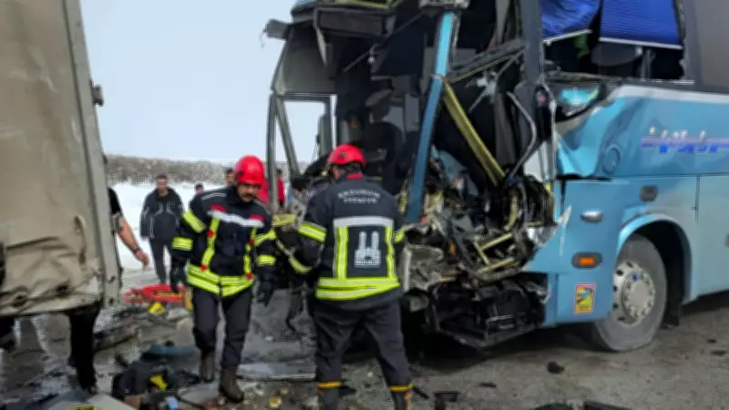 Erzurum'da Zincirleme Kazada 1 Kişi Hayatını Kaybetti, 4 Kişi Yaralandı