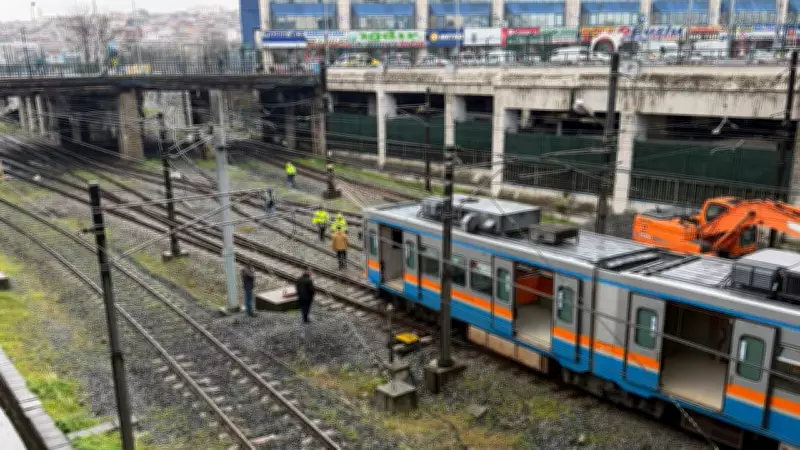 Esenler'de Metro Raydan Çıktı: Yolcular Tahliye Edildi, Seferler Aksıyor