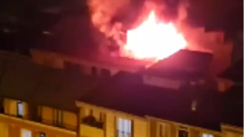 Esenyurt'ta 5 Katlı Binanın Çatısı Alev Alev Yanarak Kullanılamaz Hale Geldi