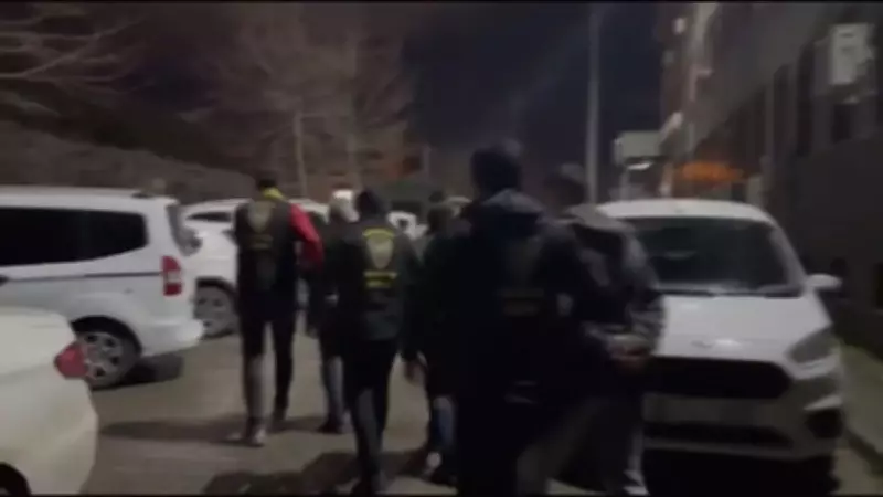 Esenyurt'ta İş Yeri Kurşunlanması: Üç Şüpheli Yakalandı ve Adliyeye Sevk Edildi