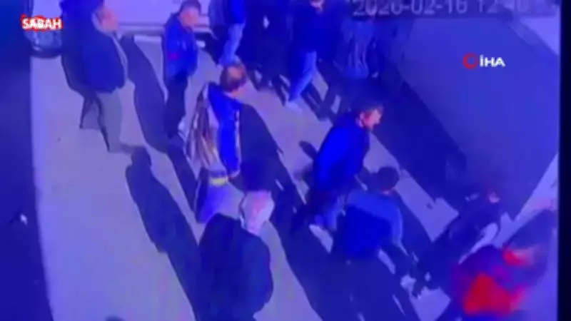 Esenyurt'ta Yol Verme Tartışması Yumruklaşmaya Dönüştü: Kamera Görüntüleri Ortaya Çıktı