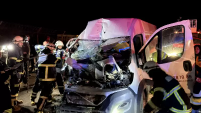 Eskişehir'de Korkunç Kaza: Kamyonet Park Halindeki TIR'a Çarptı, Yolcu Ağır Yaralandı