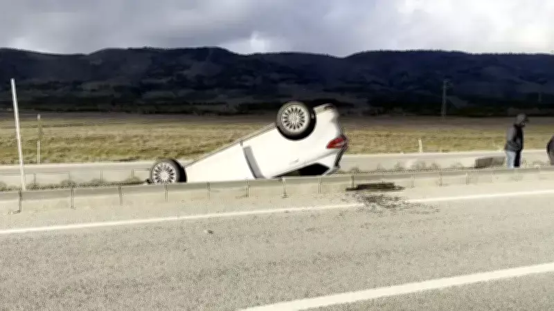 Eskişehir'de Refüje Çarpıp Takla Atan Otomobilde 5 Kişi Yaralandı