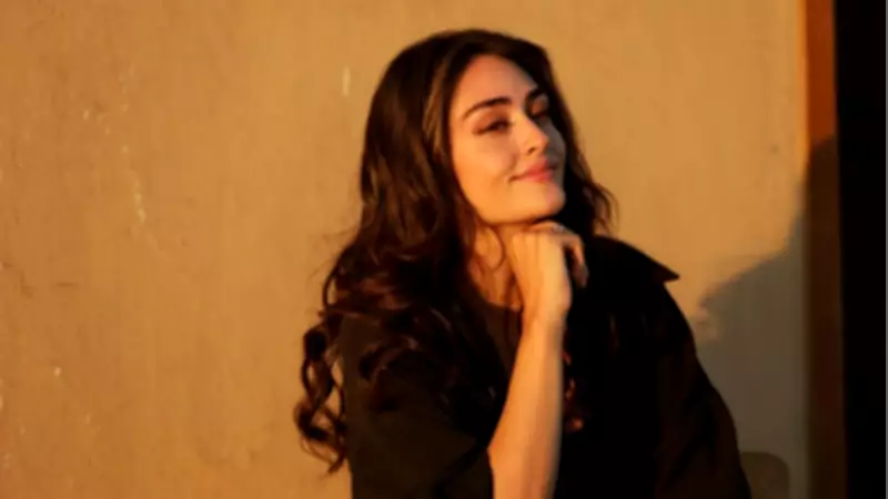 Esra Bilgiç: Monica Bellucci'yi Örnek Alıyorum ve Zamansız Şıklığı Geçmişte Arıyorum
