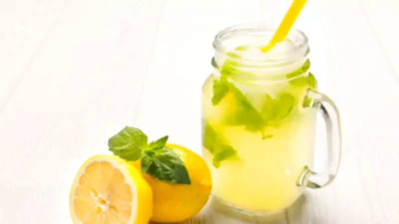 Evde Doğal Limonata Yapımı: Klasik ve Çilekli Tarifler