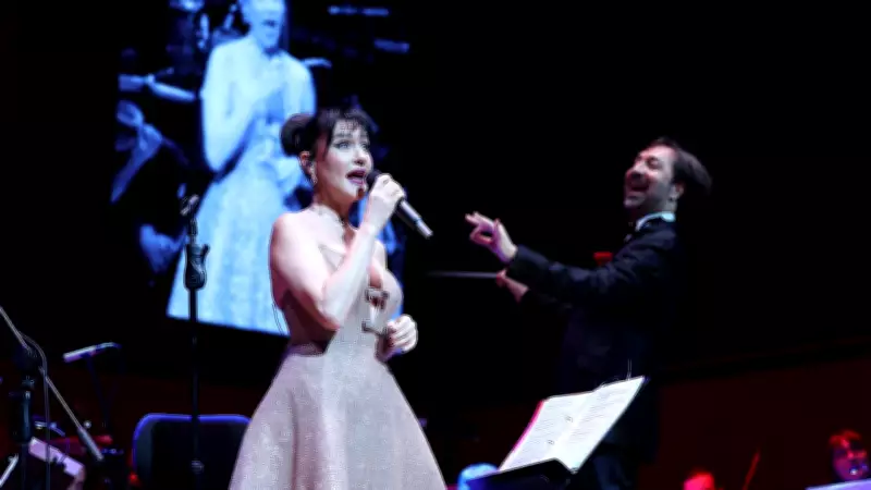 Şevval Sam, İzmir'de Hem Şarkı Söyledi Hem Orkestra Yönetti