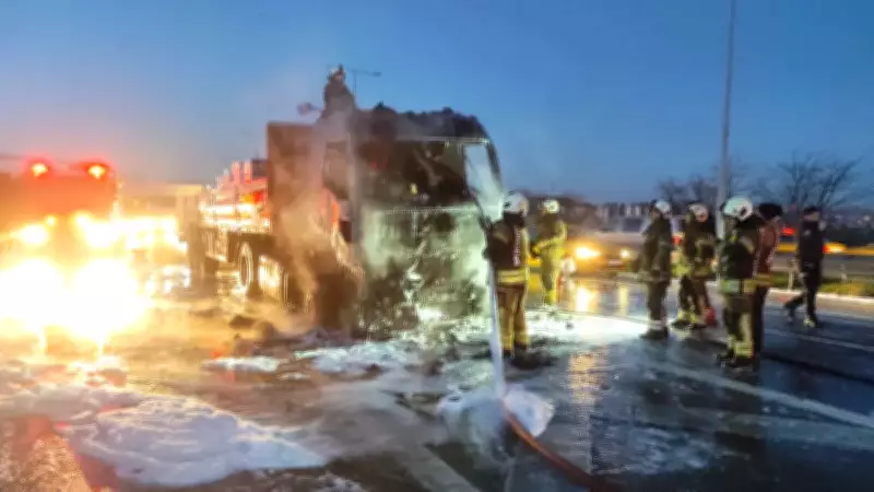 Eyüpsultan'da TIR Alev Alev Yanıyor: Şoför Son Anda Kurtuldu