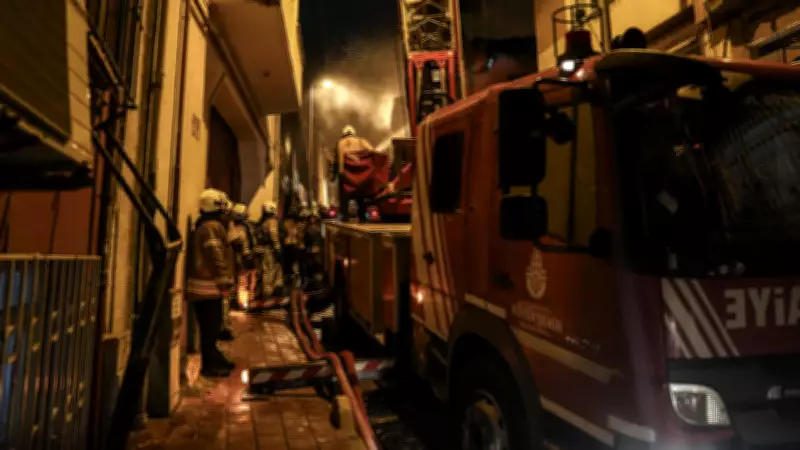 Fatih'te Metruk ve Ahşap Binalarda Çıkan Yangın İtfaiye Müdahalesiyle Söndürüldü
