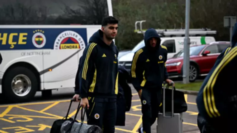 Fenerbahçe Kafilesi Nottingham'a Ulaştı, Taraftarlar Meşalelerle Karşıladı