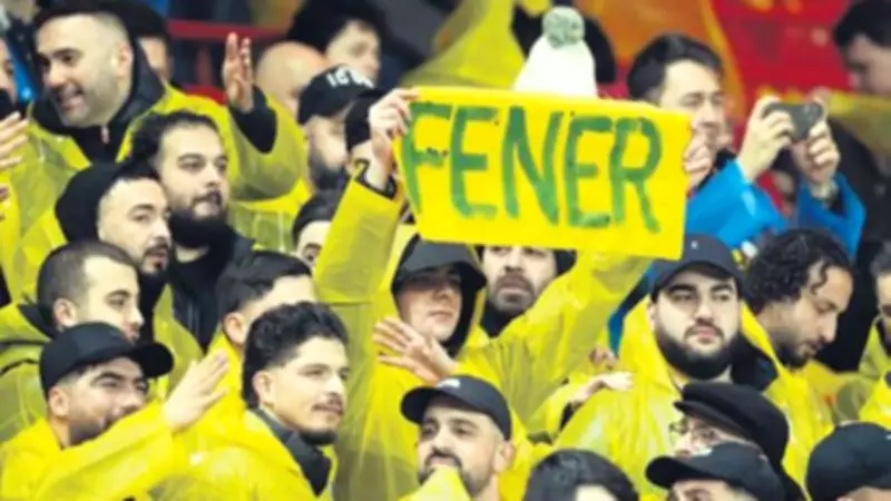 Fenerbahçe Taraftarına Yağmurluk Jestinin İngiltere'deki Yankısı