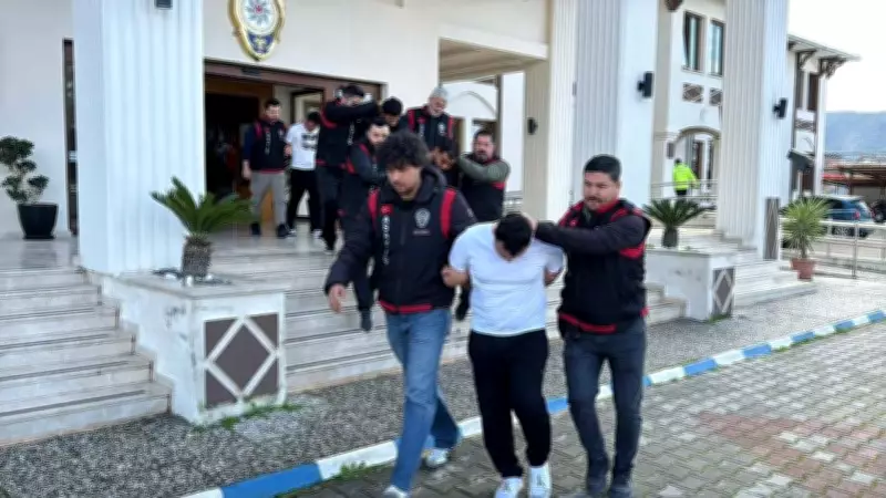 Fethiye'de Uyuşturucu Baskını: 12 Gözaltı, 3 Tutuklama ve Kayıp Çocuklar Bulundu