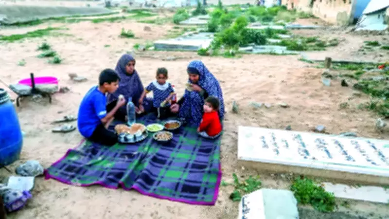Filistinli Aileler Ramazan'da Mezarlıklarda Çadırlarda Yaşam Mücadelesi Veriyor
