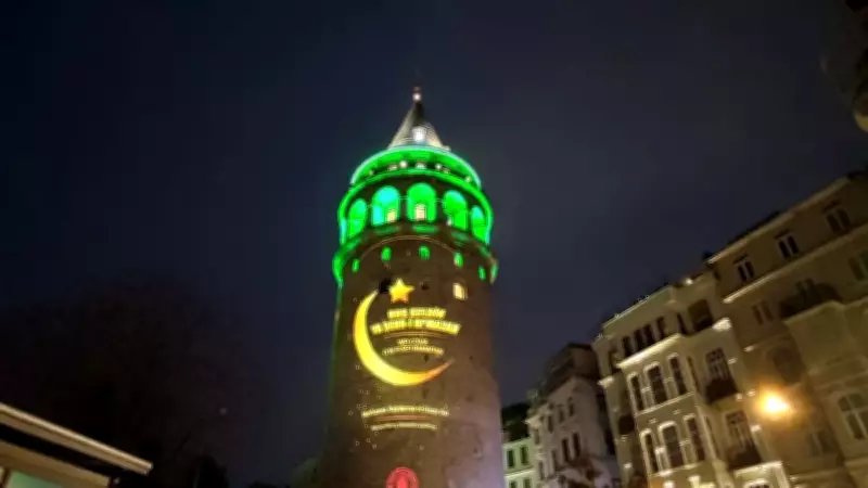 Galata Kulesi Ramazan'da Yeşile Büründü: İftar Vakti Görsel ve İşitsel Duyuru