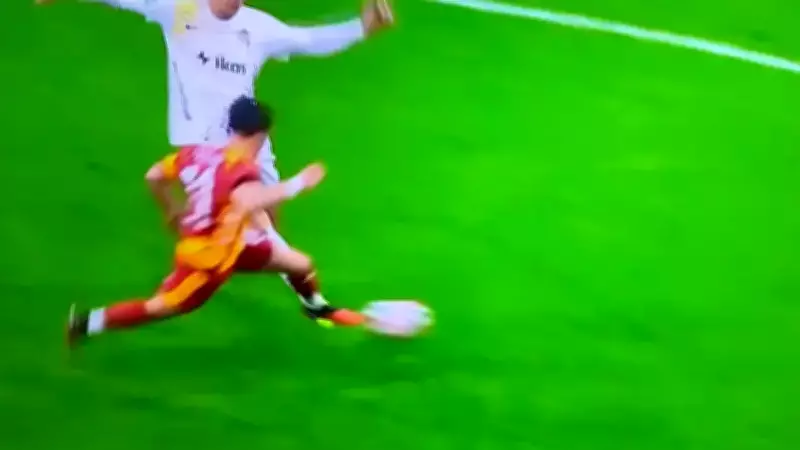 Galatasaray - Eyüpspor Maçında Tartışmalı Pozisyon: Eski Hakemlerden Kırmızı Kart Yorumu