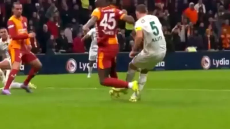 Galatasaray'da Penaltı Tartışması: Osimhen Pozisyonu Hakem Kararıyla Gündem Oldu