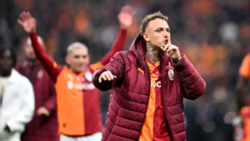 Galatasaraylı Futbolcular Juventus Galibiyetini Taraftarla Coşkuyla Kutladı