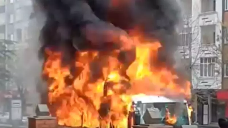 Gaziantep'te Halk Otobüsü Alev Alev Yanarak Kullanılamaz Hale Geldi