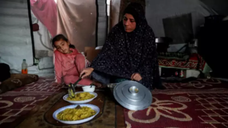 Gazze'de Enkazlar Arasında Acı İftar: Filistinliler Ramazan'ı Bombalar ve Soğukla Karşıladı