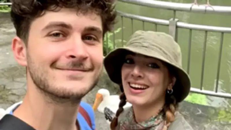 Gezgin Çift 2 Yılda 22 Ülkeyi Otostopla Gezdi: Müzik ve Resimle Hayallerinin Peşinde