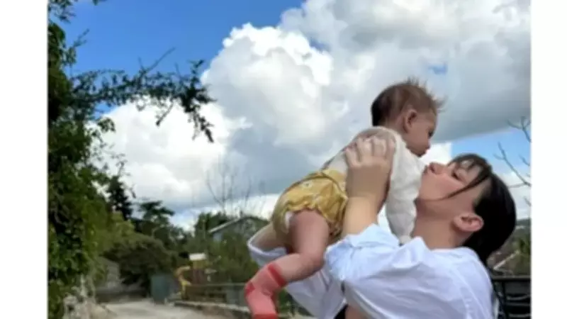 Gizem Karaca'nın Evinden Samimi Kareler: Kızı Yaz'ın Oyun Anları