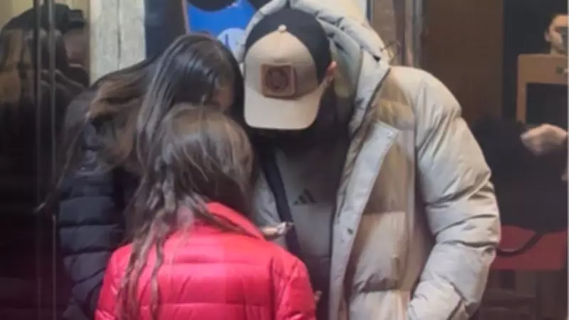 Gökhan Özen, Kızlarıyla Nişantaşı'nda Keyifli Bir Gün Geçirdi