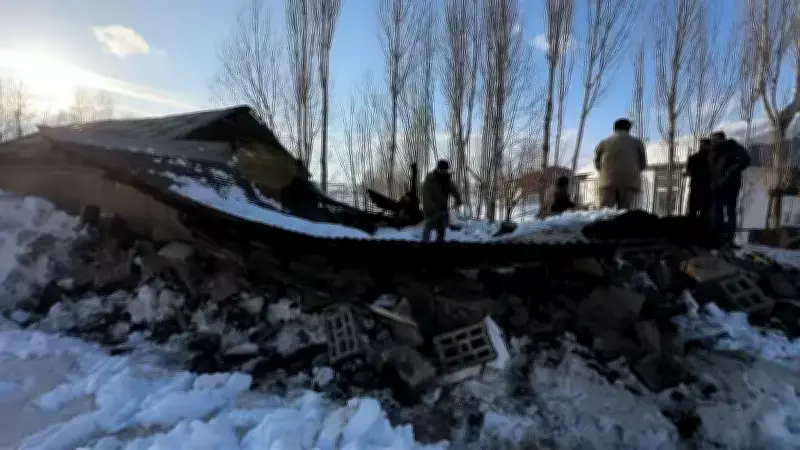 Hakkari Yüksekova'da Kar Yükü Ahırı Çökertti: Hayvanlar Telef Oldu, Eşyalar Hasar Gördü