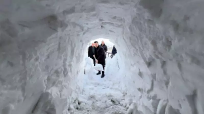 Hakkari'de Kar Tüneli: Esnaf Servet Aytekin, İş Yerine Ulaşmak İçin Kardan Tünel Açtı