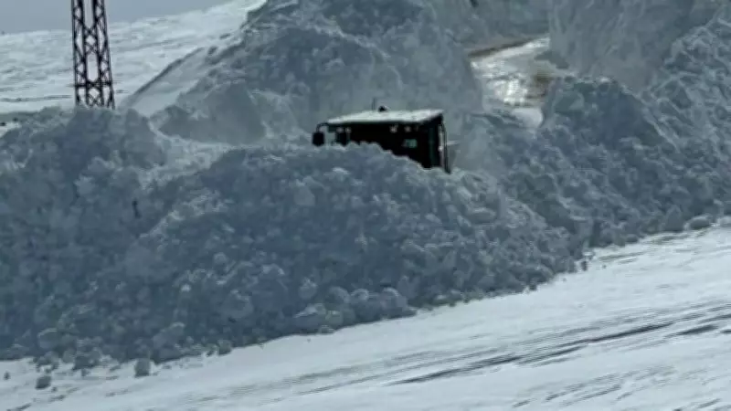 Hakkari'de Kardan Kapanan Üs Yolları Açıldı: Ekipler Zorlu Şartlarda Çalıştı