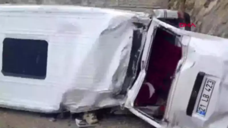 Hakkari'de Minibüs Takla Attı: 1'i Ağır 4 Yaralı