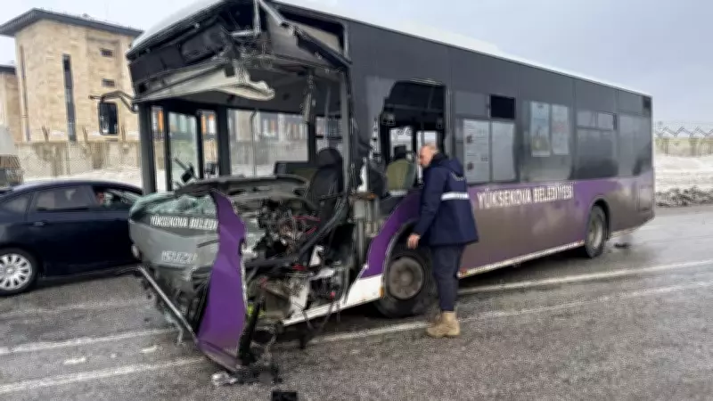 Hakkari'de Minibüs ve Otobüs Çarpıştı: 18 Kişi Yaralandı