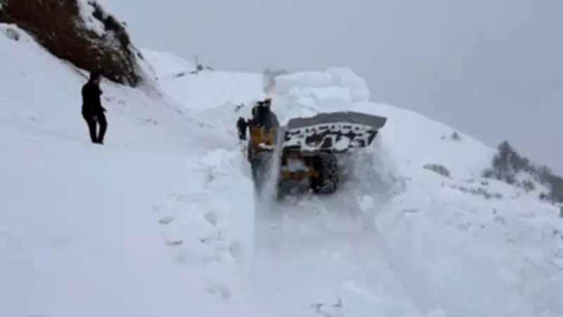 Hakkari'de Çığın Kapattığı Mezra Yolu 2 Ay Sonra Ulaşıma Açıldı