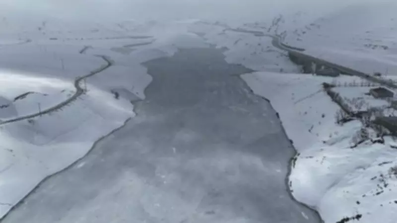 Hakkari'deki Baraj Gölü Buz Kesti: Dondurucu Soğuklar Etkisini Gösterdi