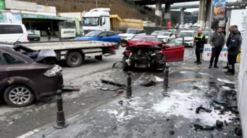 Hamidiye'de Zincirleme Trafik Kazası: İki Yaralı Hastaneye Kaldırıldı