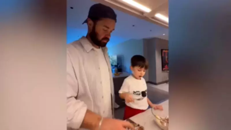 Hande Soral'ın Kardeşi Bedirhan Soral, Minik Yeğeni Ali ile Kek Yaptı