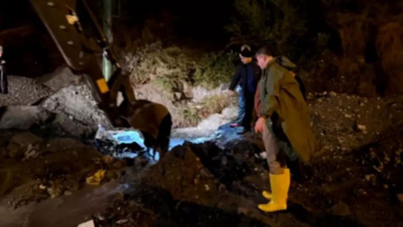 Hatay Dörtyol'da Heyelan: Ev ve Otomobil Hasar Gördü, Yol Trafiğe Kapatıldı