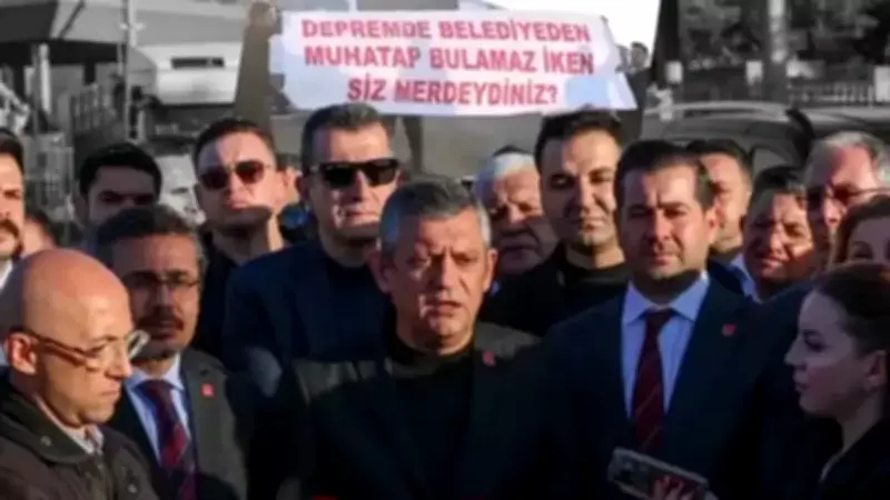 Hatay'da CHP Lideri Özgür Özel'e Sert Tepki: Konvoylu Ziyaret Protestoyla Karşılandı