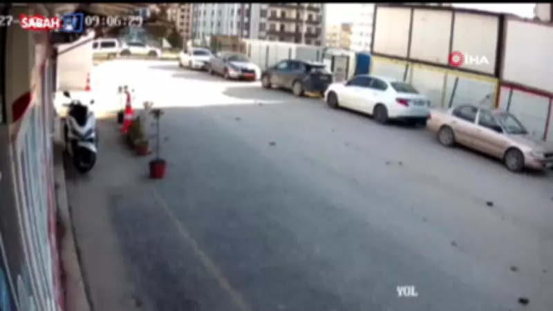 Hatay'da Fırtına Sac Çatıyı Yerinden Söküp Araçların Üzerine Attı