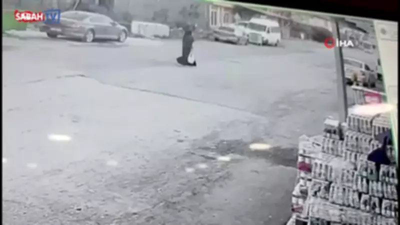 Hatay'da Pikabın Açılan Kapağı Yayanın Kafasına Çarptı! O Anlar Güvenlik Kamerasında