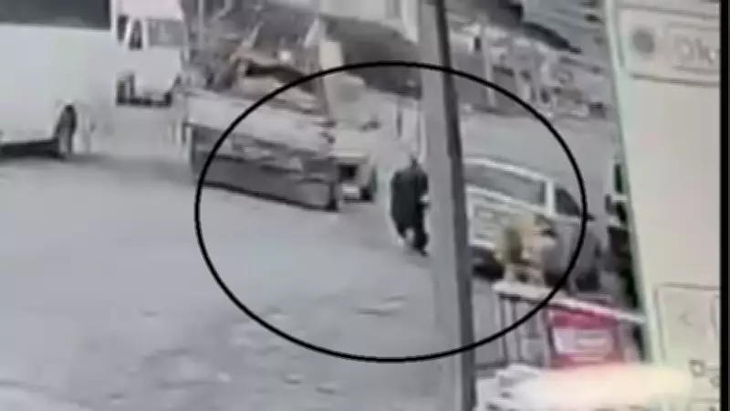 Hatay'da Pikabın Açılan Kapağı Yayaya Çarptı: Kazanın Saniye Saniye Görüntüleri Ortaya Çıktı