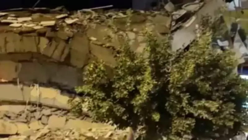 Hatay'da Yıkım Çalışması Sırasında Hasarlı Bina Çöktü, Enkaz Altında Canlı Arama Başlatıldı